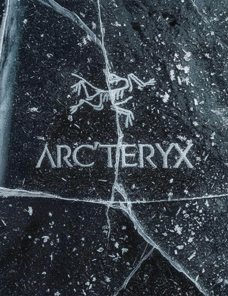 logo de la veste arc'teryx dans la glace qui se brise