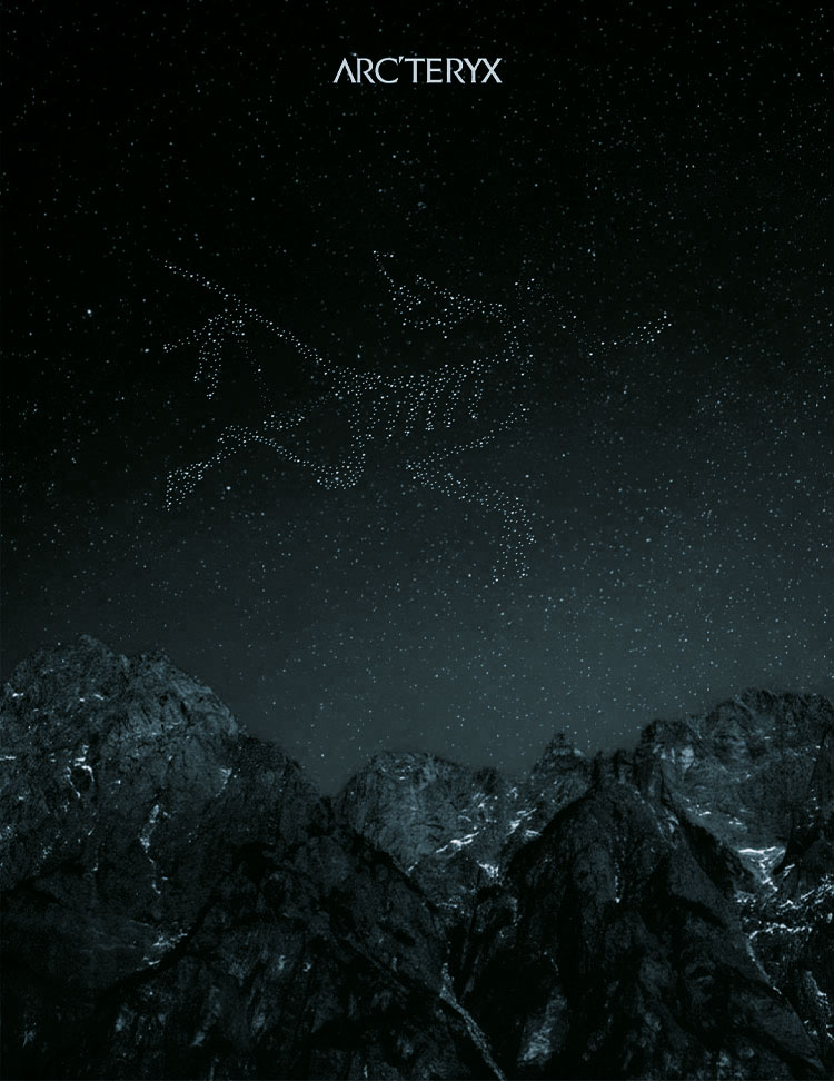 Affiche Arc'teryx avec un fossile du logo dans le ciel étoilé lors d'une ascension d'un glacier, montagne