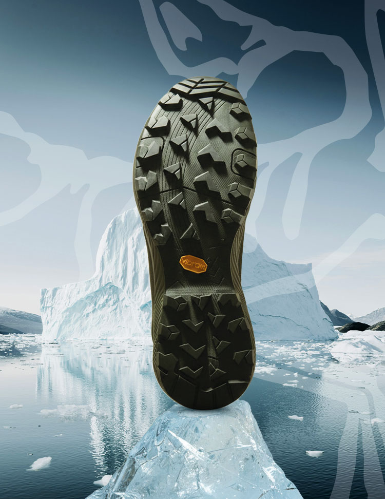 chaussure arc'teryx sur un bloc de glace avec vue sur la mer d'iceberg en fond