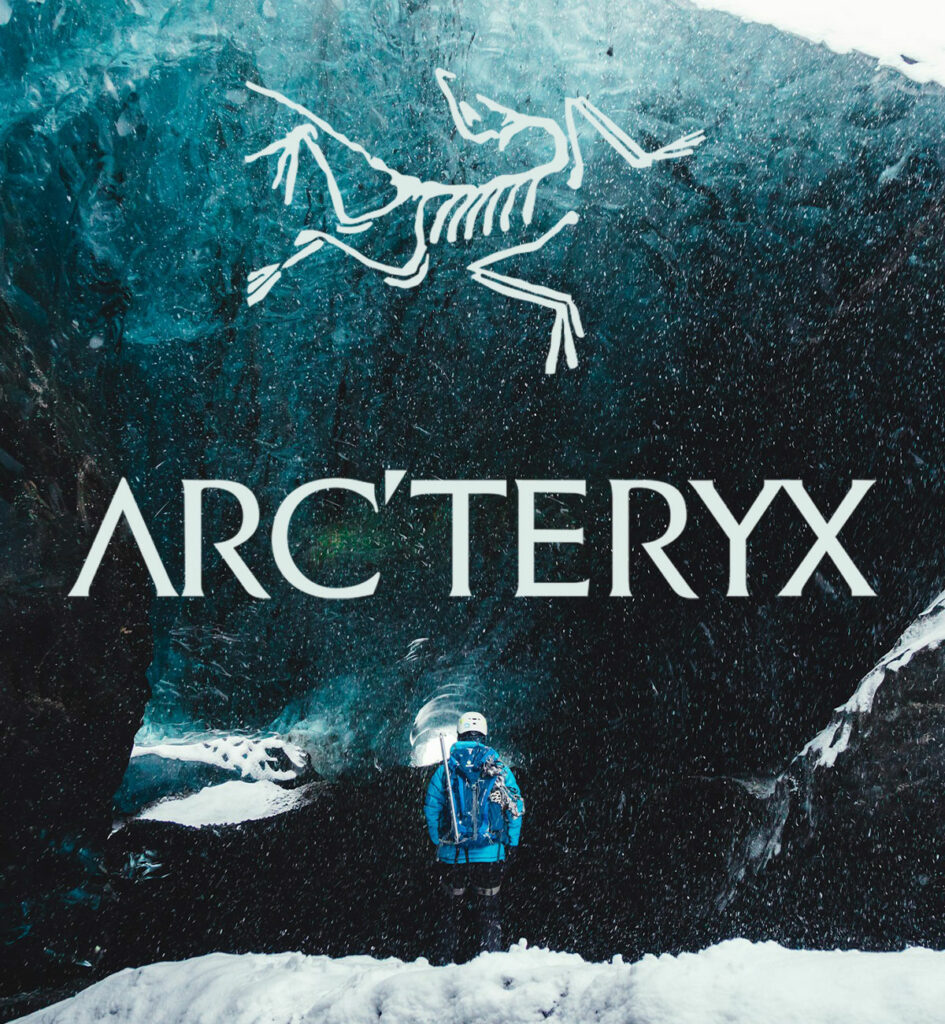 logo Arc'teryx sur un glacier avec un alpiniste