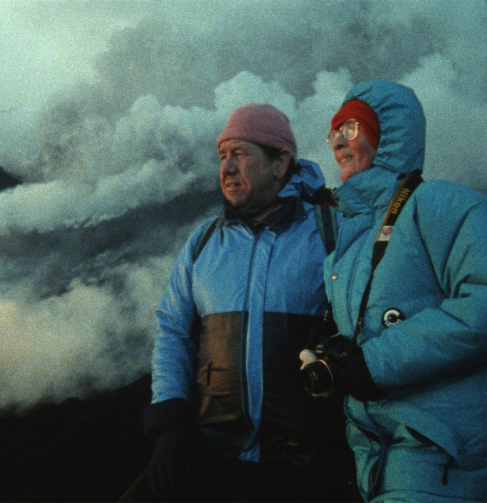 Photo de Katia et Maurice Krafft sur un volcan en éruption